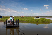 Wandelaars op de trekpont in Polder Blokhoven van 