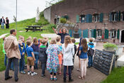 Kinderen krijgen een rondleiding op Fort Maarsseveen van 