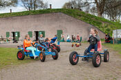 Kinderen spelen op Fort Ruigenhoek van 