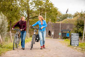 Twee fietsters op Fort Everdingen van 