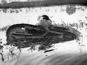 Tank met man in water van 