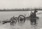 Paard en geschut in een inundatiegebied, 1939 van 