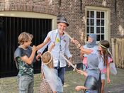 Jonge bezoekers aan Slot Loevestein van 