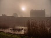 Slot Loevestein in de mist van 